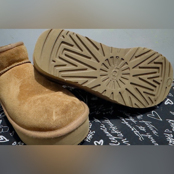 Ugg cozy Tan Suede platform Boots - Picture 5 of 5